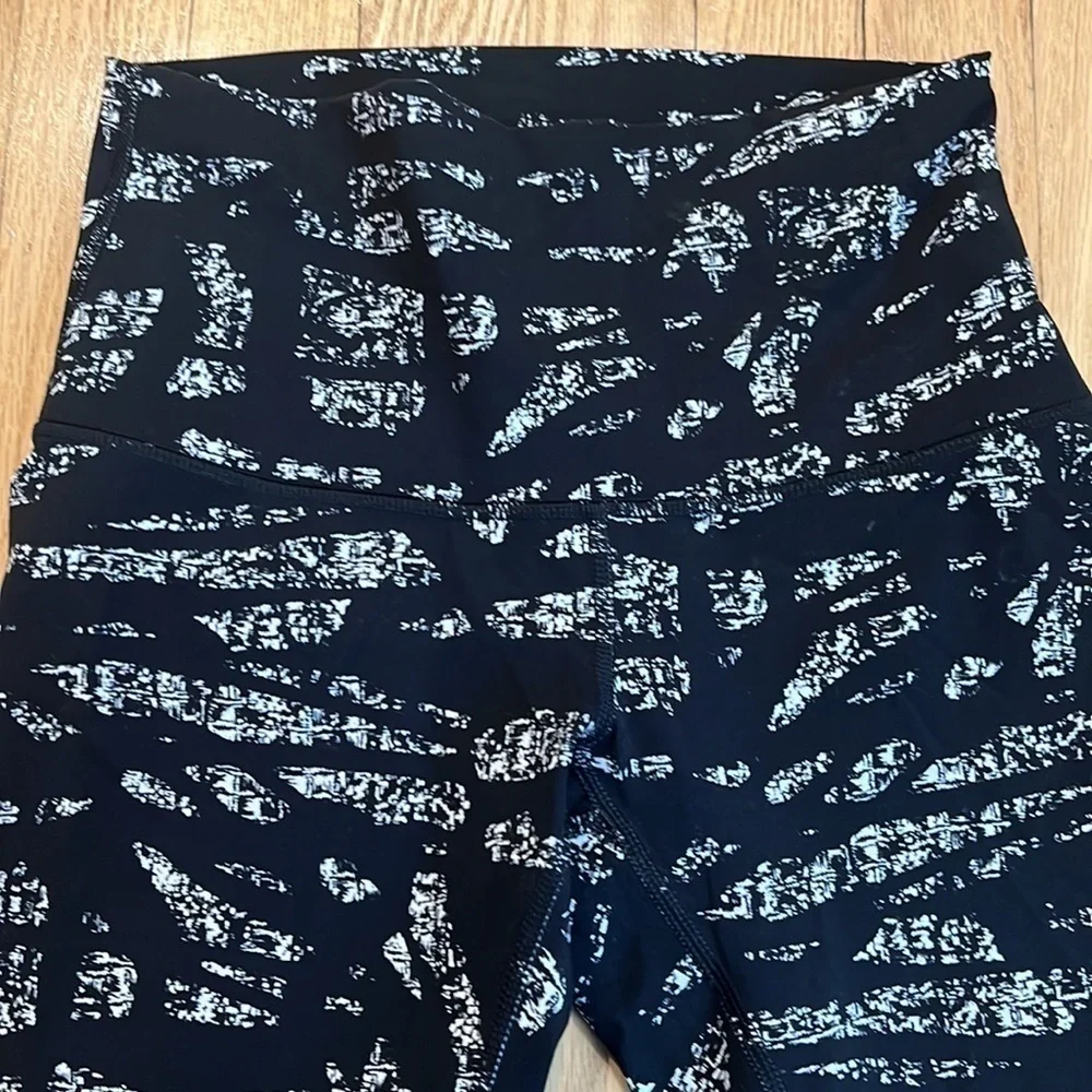 Lululemon Wunder Under Crops Graf Black & White sz 6